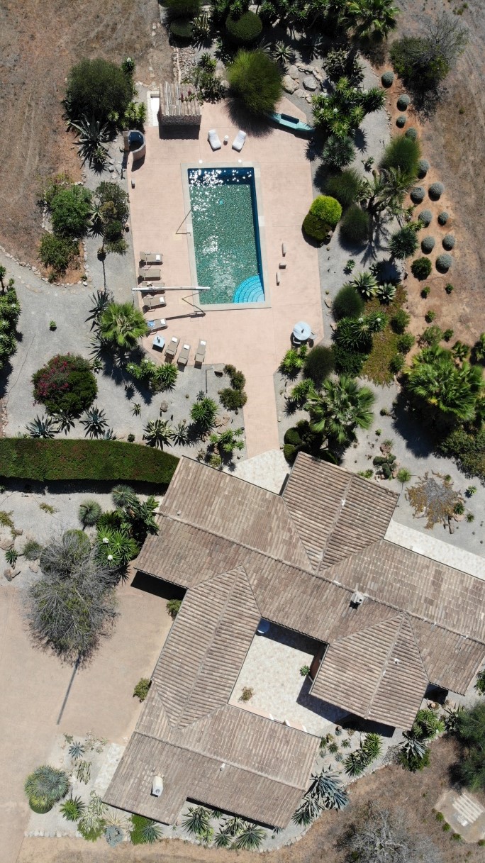 Vogelperspektive: Haus & Pool