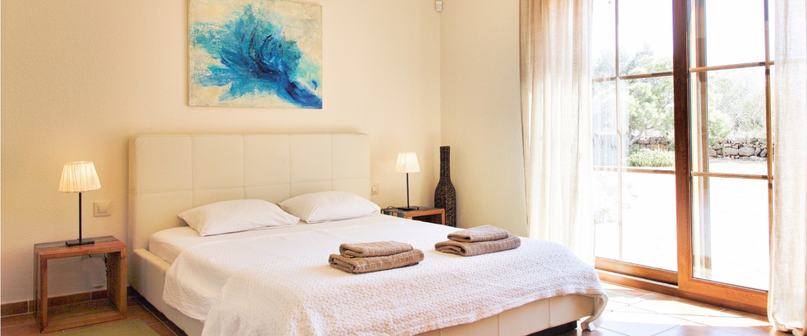 Großzügiges Schlafzimmer mit Garten-Blick